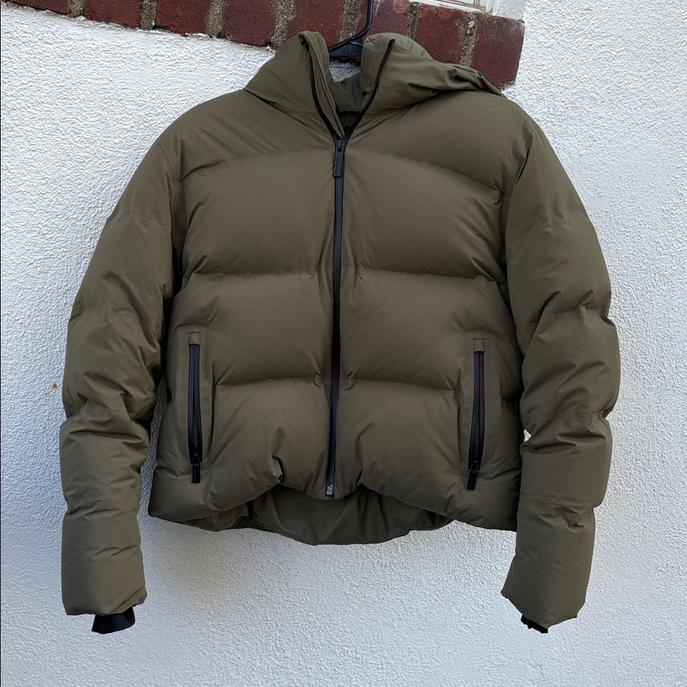 Aritzia super puff 2o shorty size small